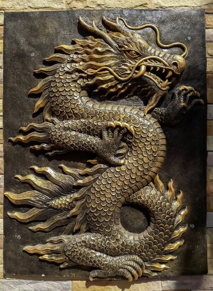 Estatua de dragón en la pared — Foto de Stock