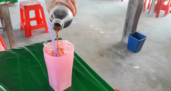 Refrescos están vertiendo en el vaso . — Foto de Stock