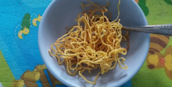 Cubierto con fideos crujientes en Tailandia — Foto de Stock