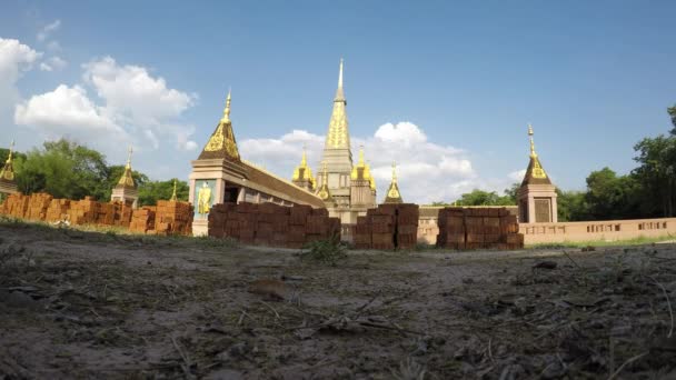 Nubes y la luz del sol se mueven a través de la parte superior de la pagoda en el templo. (Caducidad ) — Vídeo de stock