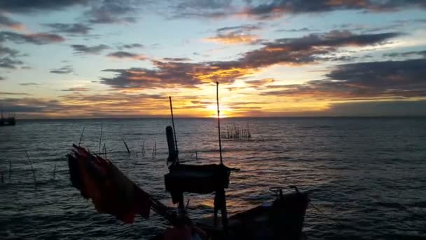 Solnedgången bakom havet har en vacker orange himmel. — Stockvideo