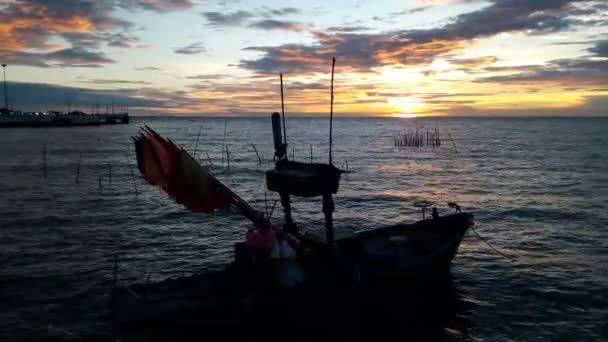 Solnedgången bakom havet har en vacker orange himmel. — Stockvideo