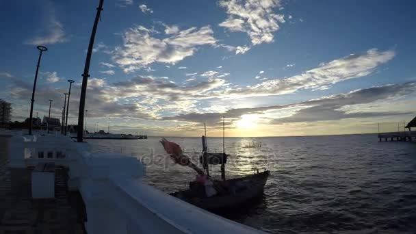 Fiskebåtar i havet vågor slå kusten vid solnedgången. (Tid varv) — Stockvideo