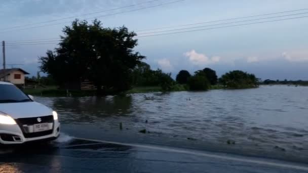 Översvämningar vägen gör resan svårt. — Stockvideo