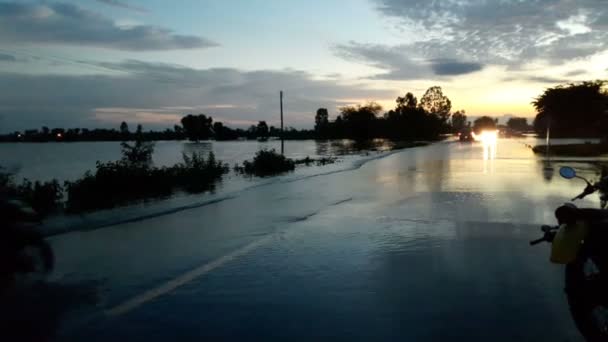 Inondation de la route rend le voyage difficile . — Video