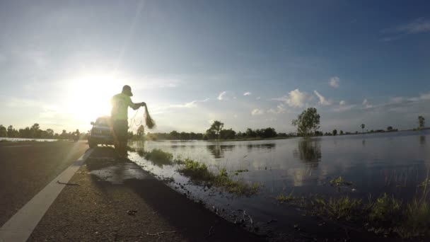 Les pêcheurs pêchent dans un champ inondé . — Video