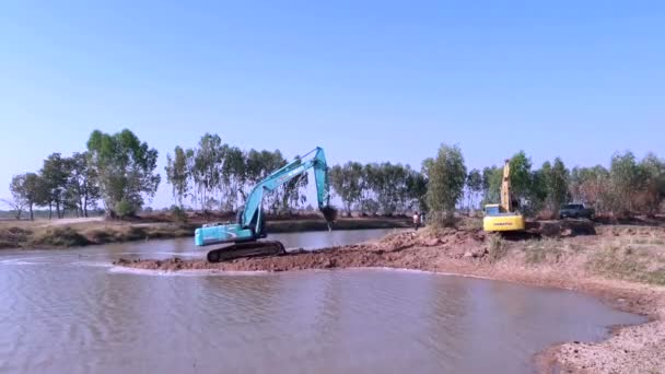 Backhoe Dragagem Rio Campo — Vídeo de Stock