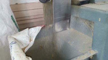 Pirinç kepeği hayvan olarak kullanılacak pirinç değirmen üzerinden besleme.