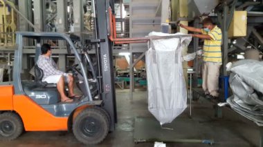 Küçük forklift satış için hazırlamak için pirinç torbaları kaldırdı.