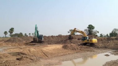 Beko su kullanmak için Kuru sezonunda tutmak için nehrin tarama. Mahasarakham, Tayland, Nisan 12,2018