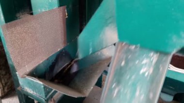 Pirinç değirmenleri çalışıyoruz.