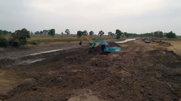 Traktorgrävare Muddring Floden För Att Hålla Vatten För Användning Den — Stockvideo