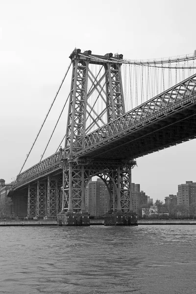 Under Manhattan bridge — Stockfoto