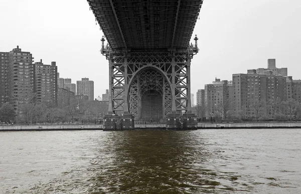 Under Manhattan bridge — Stock Photo, Image
