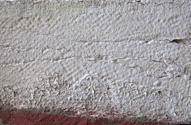 Eski beton yüzeyi ile kırmızı alt bölümünde