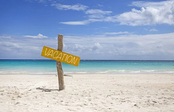 Żółty Znak Drewniane Tropikalnej Plaży Karaibów — Zdjęcie stockowe