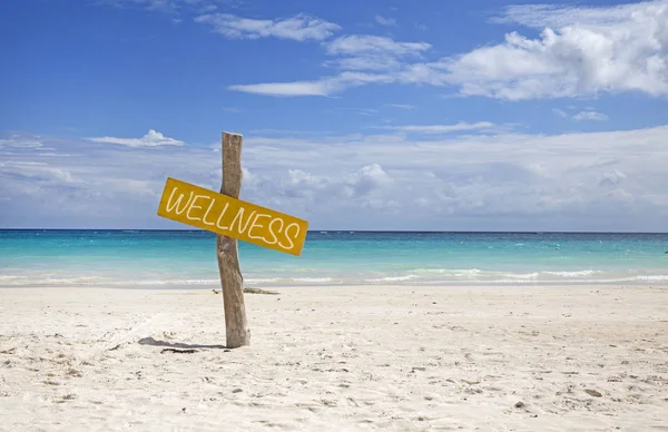 Segno Legno Giallo Sulla Spiaggia Tropicale Dei Caraibi — Foto Stock