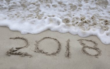 2018 yılı okyanus tarafından kuma yazılmış