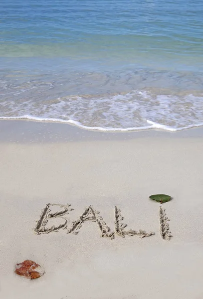 Palavra Bali Escrita Areia Junto Oceano — Fotografia de Stock