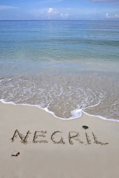 Λέξη Νεγκρίλ Γραμμένο Στην Άμμο Δίπλα Στη Θάλασσα — Φωτογραφία Αρχείου