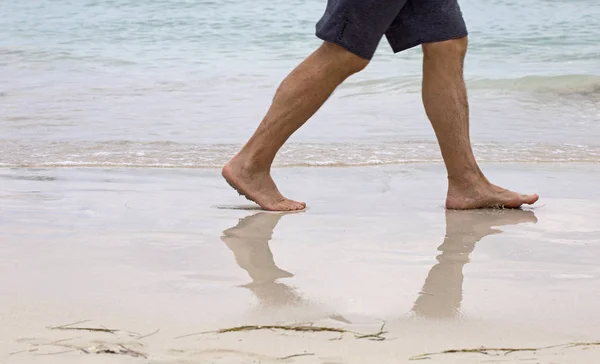 Närbild Människor Som Gick Våt Strand — Stockfoto