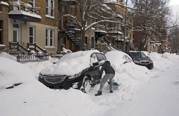 Man Skotta Snön Från Hans Bil Efter Snöstorm — Stockfoto