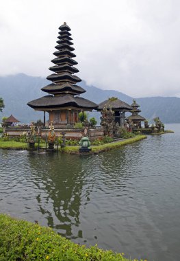 Bali adasında ünlü Pura Ulun Tuna Beratan tapınağı