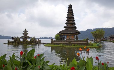 Bali adasında ünlü Pura Ulun Tuna Beratan tapınağı