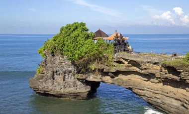 Ünlü Tanah Lot Tapınağı ile mavi gök, Endonezya Bali Adası