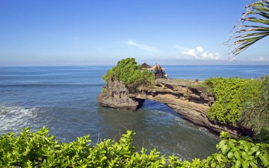 Ünlü Tanah Lot Tapınağı ile mavi gök, Endonezya Bali Adası