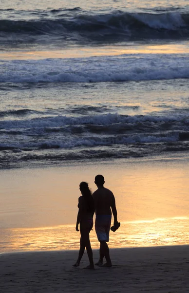 Paar Strand Bei Sonnenuntergang Bali Indonesien Aufgenommen — Stockfoto