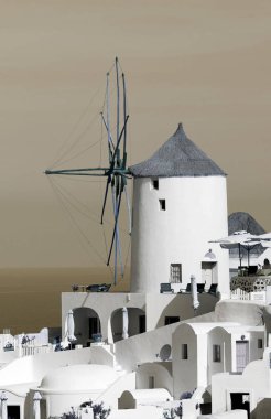 Santorini adasında Yunan yel değirmeni ele geçirildi, klasik tarzda.