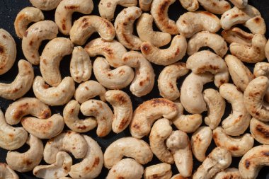 Kavrulmuş kaju fıstığı ve tuzlu tuzu panoya koy..