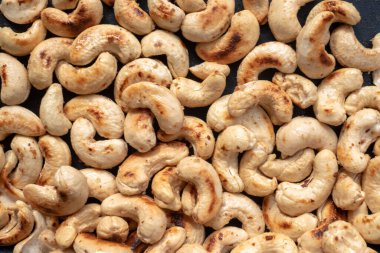 Kavrulmuş kaju fıstığı ve tuzlu tuzu panoya koy..