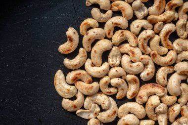 Kavrulmuş kaju fıstığı ve tuzlu tuzu panoya koy..