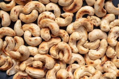 Kavrulmuş kaju fıstığı ve tuzlu tuzu panoya koy..