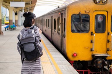 Khon Kaen, Tayland, 2019. Yalnız seyahat. Turistler treni bekliyor. Tren konseptiyle açık hava macerası. Tayland treni..