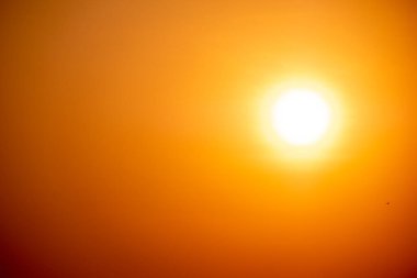 Bulutlu ve parlayan güneş arkaplanı. Güzel yaz güneşli arka plan..