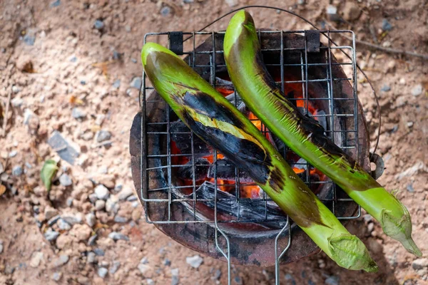 Lähikuva Long Green Munakoisot Grilli Grillattu Kuumalla Hiilellä — kuvapankkivalokuva