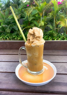 Buzlu badem sütlü latte Slushie