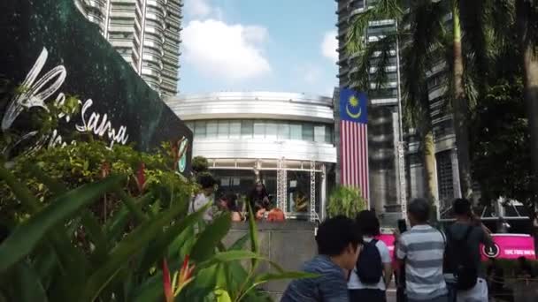 Kuala Lumpur Maleisië Augustus 2019 Camera Kantelt Omhoog Bij Petronas — Stockvideo