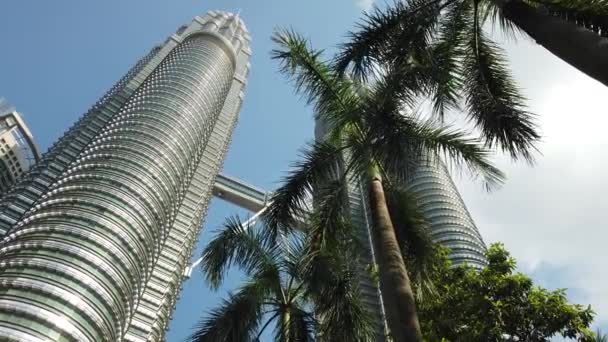 Kuala Lumpur Malaysia August 2019 Palmen Und Petronas Zwillingstürme Als — Stockvideo