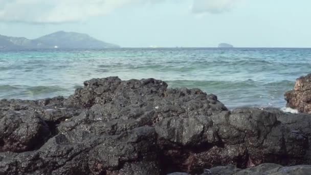 Blue Lagoon Beach Bali Endonezya Volkanik Kayalar Üzerinde Yavaş Çekim — Stok video