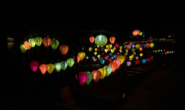 Lanternes sur les bateaux à Hoi An, Vietnam — Photo