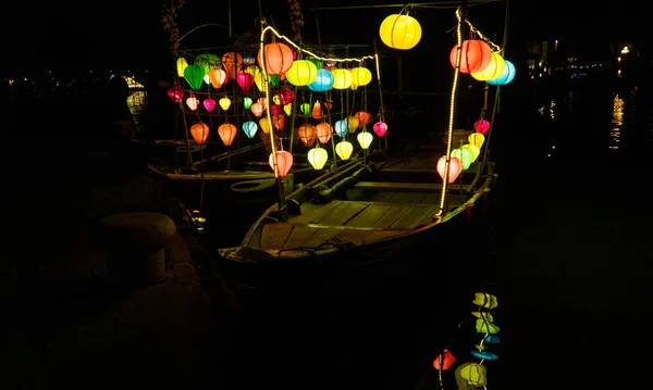 Hoi An, Vietnam 'da teknelerde fenerler.