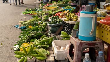 Sokak pazarında taze ürünler Hoi An Vietnam
