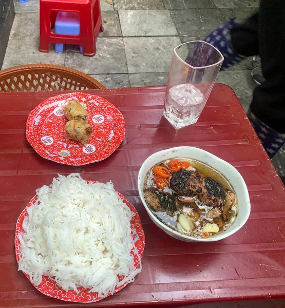 Bun cha gio, vietnamesische Streetfood-Nudeln — Stockfoto