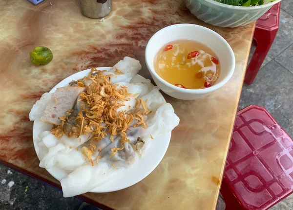 Banh cuon Dampf Reisrolle Fischsoße lokales Streetfood. — Stockfoto