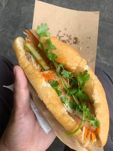 Настоящий сэндвич с бан ми Хой, уличная еда. . — стоковое фото