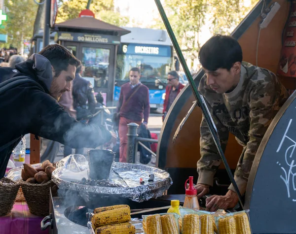 Madrid, Espanha - 12 de novembro de 2017: Vendedor de castanha assada — Fotografia de Stock